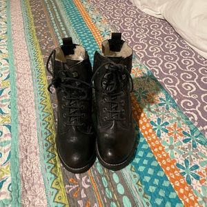 Clarks Faux Leather Lace-Up Boot with Sherpa Lining. Size 7. Worn once.